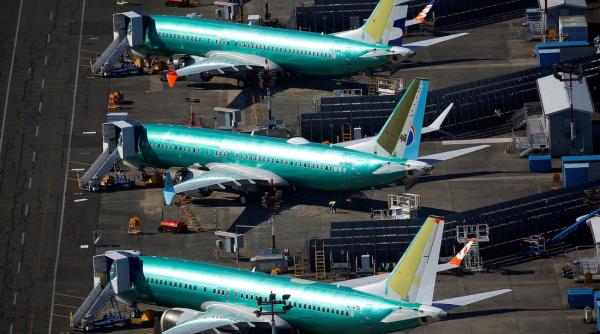 Boeing suspendă producția avioanelor 737 MAX