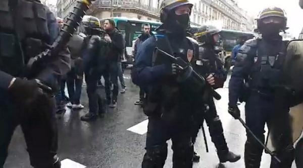 Paris. Mulțimea, dispersată cu gaze lacrimogene de lângă sediul partidului lui Macron