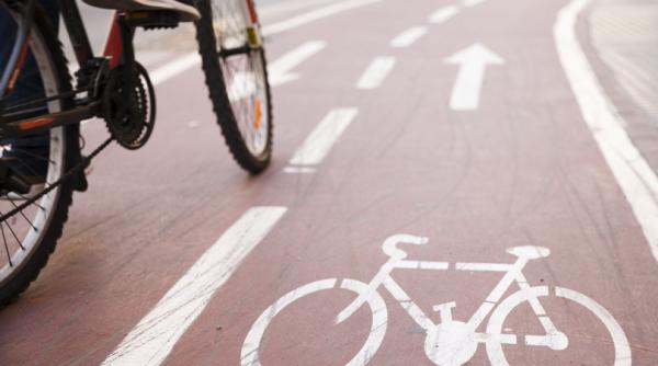 Reguli noi pentru bicicliști. Ce amenzi riscă