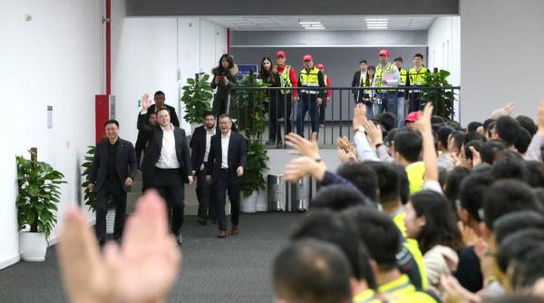 Elon Musk habar n-are să danseze dar celebrează în pași de dans succesul din China VIDEO