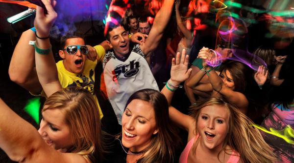 Amenzi usturătoare pentru scandalagii. Decizia intră în vigoare