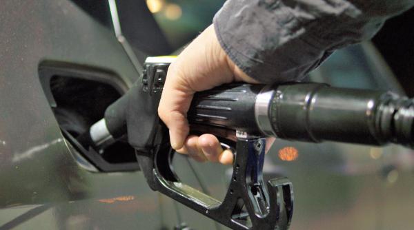 Scumpirea petrolului s-a resimțit la pompă. Prețul carburanților a crescut