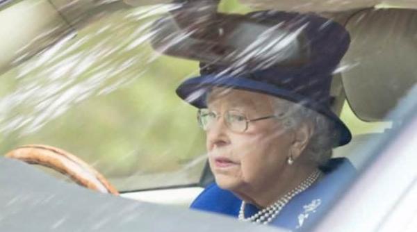 Regina conduce fără centură! Criticată dur la aproape 94 de ani