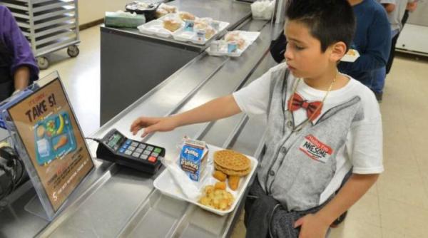 Trump dă mai multă pizza și cartofi prăjiți în școli