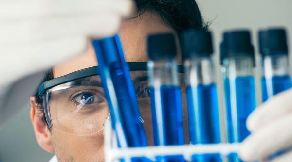 Virusul ucigaș. Chinezii au început să testeze un medicament