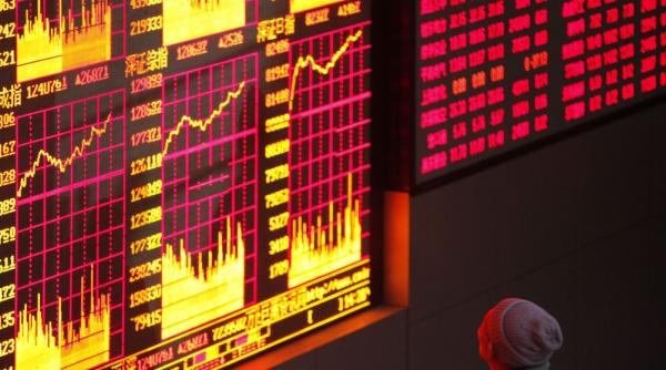 Noul coronavirus face ravagii la burse. Prețul petrolului, în picaj