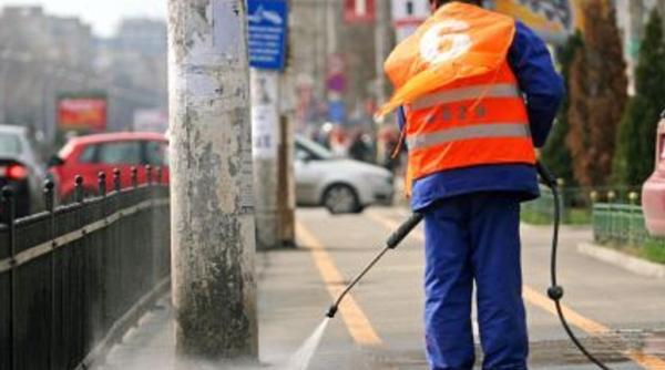 Se reia spălarea cu detergent a străzilor şi trotuarelor într-un anumit sector