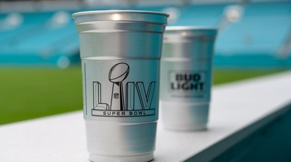 Superbowl renunță la paharele din plastic în favoarea celor din aluminiu
