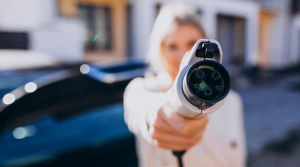 Germanii cer reglementarea prețurilor pentru încărcarea mașinilor electrice