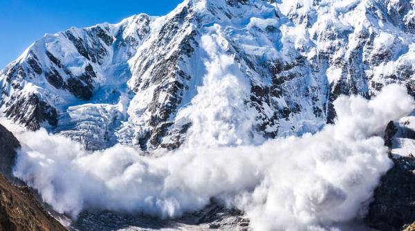 Riscul de avalanșe există și când este puțină zăpadă