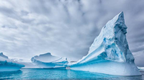 Topire în masă în Antarctica. Soluția este decarbonizarea (studiu)