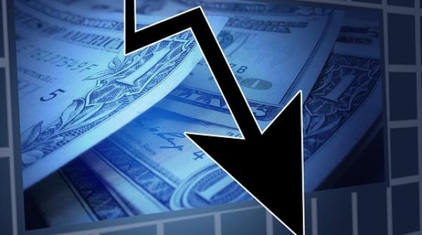 Bursa a închis în scădere. Trei companii au avut pierderi semnificative