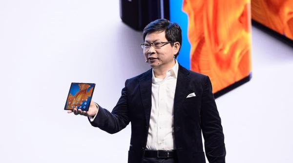Huawei lansează primul său telefon pliabil