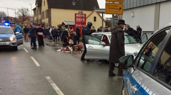 Un șofer a intrat cu mașina în mulțime în Germania
