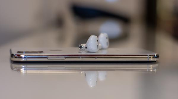 Căștile AirPods ar putea deveni istorie. Noi reguli UE