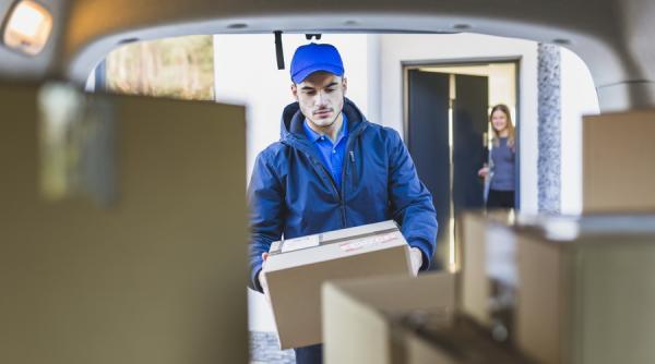 Site-urile de cumpărături, cocoșate de comenzi. Multe refuză livrările