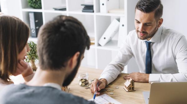 Covid-10. Angajații Uniqa Asigurări vor lucra de acasă 