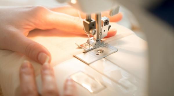 În plină criză de echipamente de protecție, o fabrică de confecții se închide