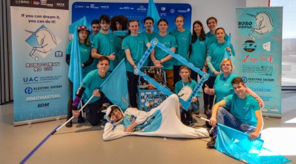 Viziere pentru medici, confecționate de elevii unui liceu din Baia Mare