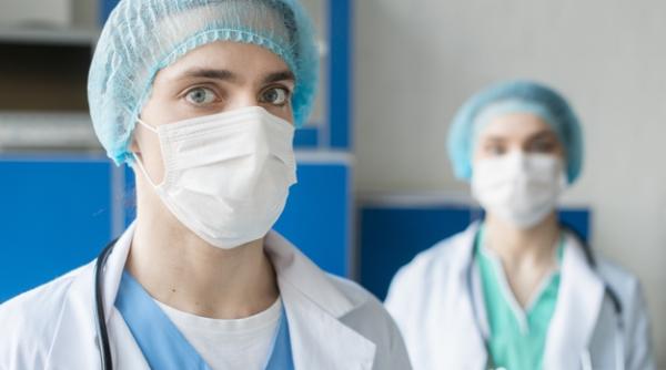 Sănătatea publică devenită afacere. Țara unde mii de medici sunt concediați