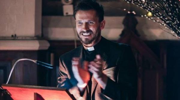 Coronavirus. Preotul "PORTABIL". Aduce bucurie în casele londonezilor