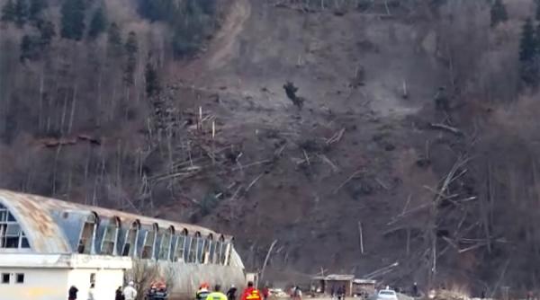 Masivă alunecare de teren la Azuga. Zeci de oameni, evacuați VIDEO