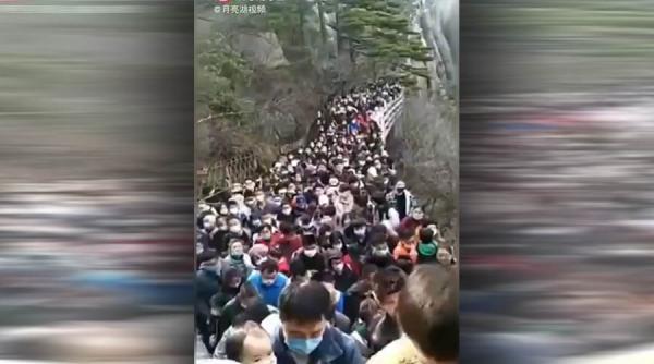 Imagini șocante. Zeci de mii de chinezi, înghesuiți într-un parc, în plină pandemie