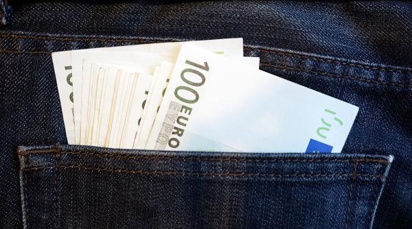 PIB-ul zonei euro se va contracta din cauza crizei provocate de pandemie