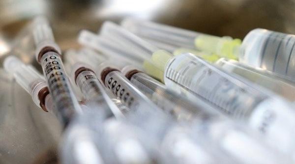 Covid-19. Industria farmaceutică a pus tunurile pe noul coronavirus