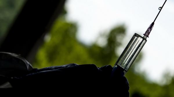 Două mari companii farma vor produce un miliard de vaccinuri pe an