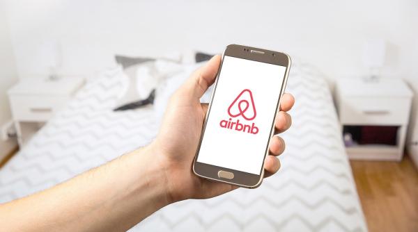Covid-19 îngenunchează turismul. Airbnb concediază 25% din angajați