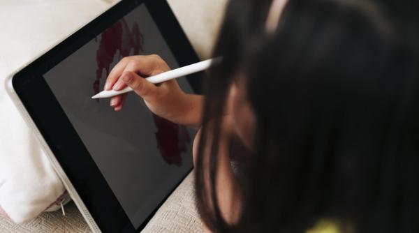 Guvernul vrea să acorde tablete elevilor defavorizați