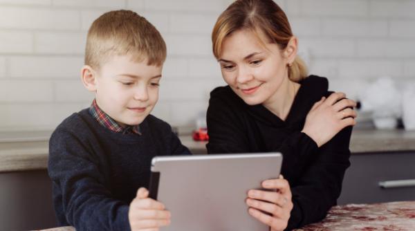 Elevii și profesorii au acces gratuit la o librărie online