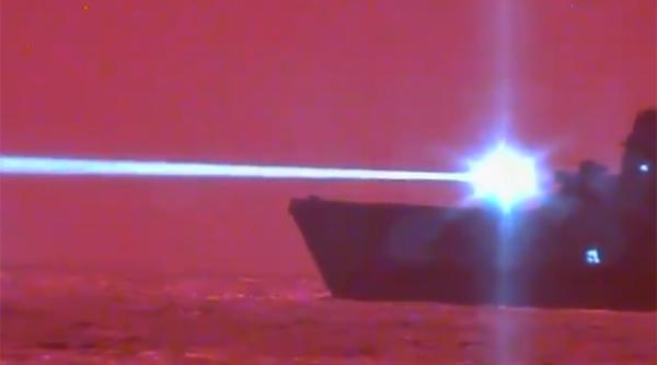 Imagini năucitoare. O navă distruge o dronă cu un tun laser VIDEO