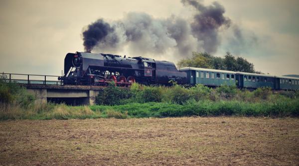 În epoca vitezei, trenurile din România ”circulă” înapoi în timp