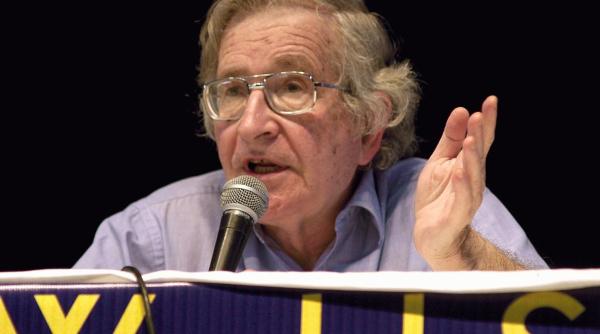 Noam Chomsky: SUA aleargă spre prăpastie. Trump, un sociopat