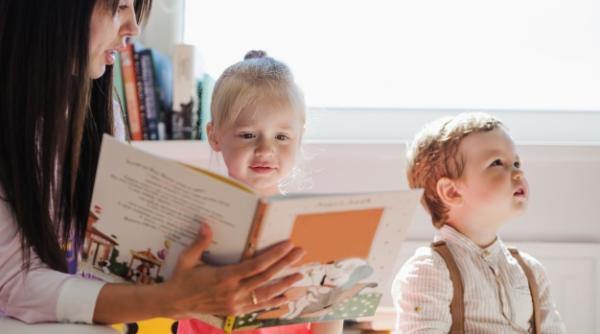 Cum angajezi o bonă și câți bani primești de la stat