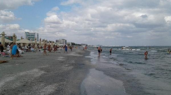 Românii dau năvală la mare. Ce prețuri sunt pe litoral