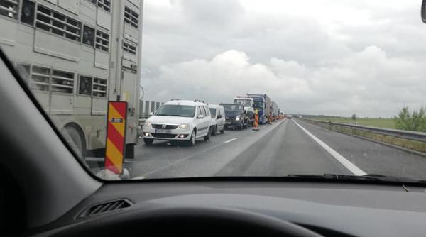 Aglomerație pe Autostrada Soarelui. Se circulă în coloană