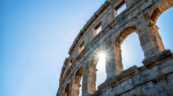Colosseum DESCHIS! Spectacol de lumini pentru victimele coronavirusului