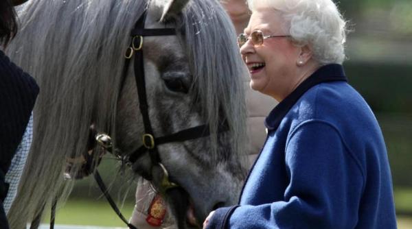 Cum sărbătorește ieșirea din izolare Regina Elisabeta a II-a a Marii Britanii