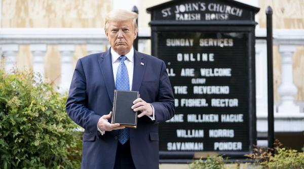 Donald Trump, criticat că este preocupat numai de realegerea sa