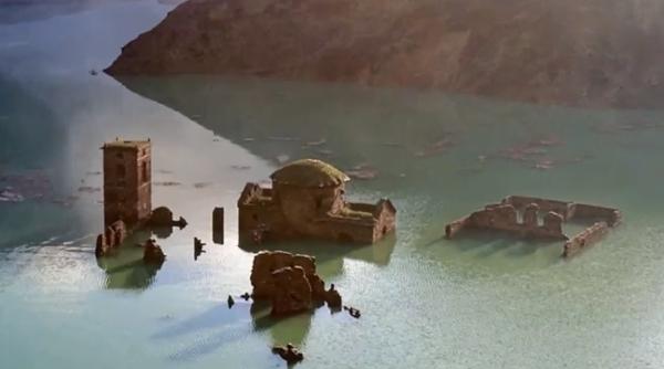 INCREDIBIL! Sat italian scufundat sub apă. Iese la suprafață dupa 26 de ani