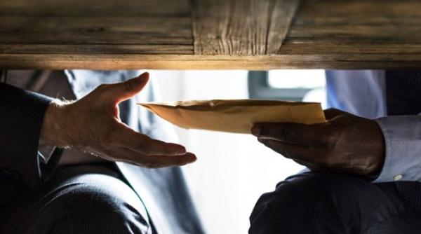 Eurobarometru. Românii despre corupție. Este peste tot