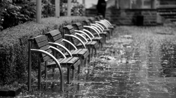 Bucureștenii nu scapă de ploi. Va turna cu găleata