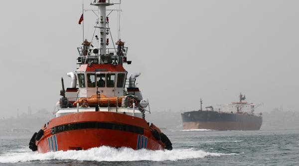 Marinarii obosiți, care sunt blocați pe nave reprezintă un risc pentru flota comercială