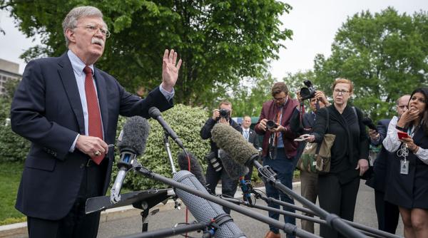 Trump interzice o carte. Un nou scandal stă să explodeze