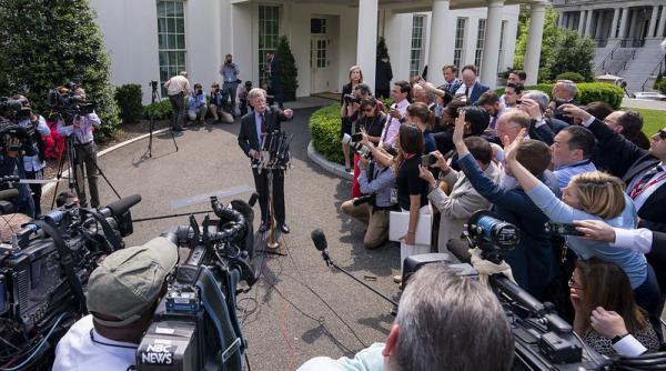 Cartea care ar putea să-l distrugă pe Trump a ajuns best-seller