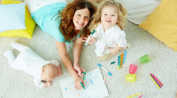 Gata! Părinții pot cere bani pentru bonă