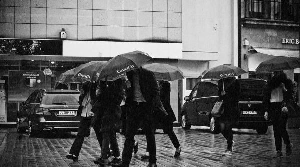 ANM: Cod portocaliu de ploi în județele din nordul țării